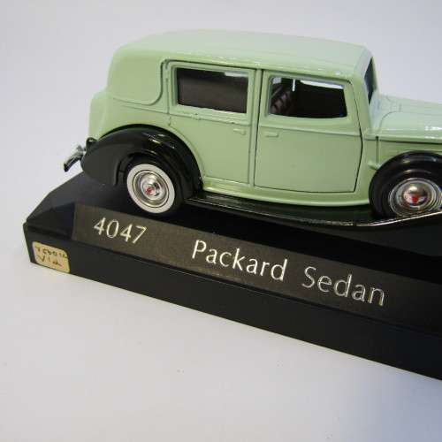 Solido #4047 Packard Sedan model car - in case scale 1/43