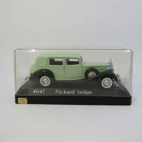 Solido #4047 Packard Sedan model car - in case scale 1/43