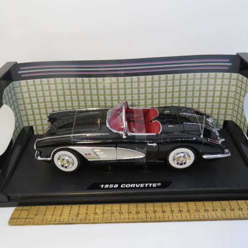 MotorMax 1958 Chevrolet Corvette model car in box - Scale 1/18