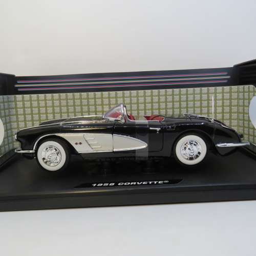 MotorMax 1958 Chevrolet Corvette model car in box - Scale 1/18
