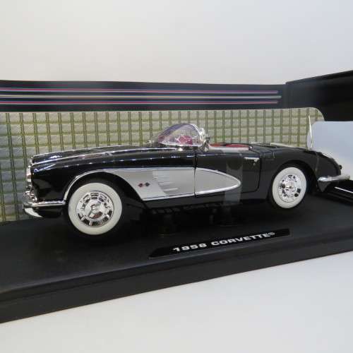 MotorMax 1958 Chevrolet Corvette model car in box - Scale 1/18
