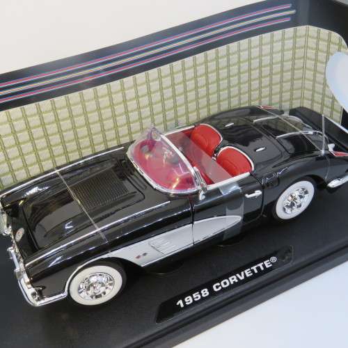 MotorMax 1958 Chevrolet Corvette model car in box - Scale 1/18