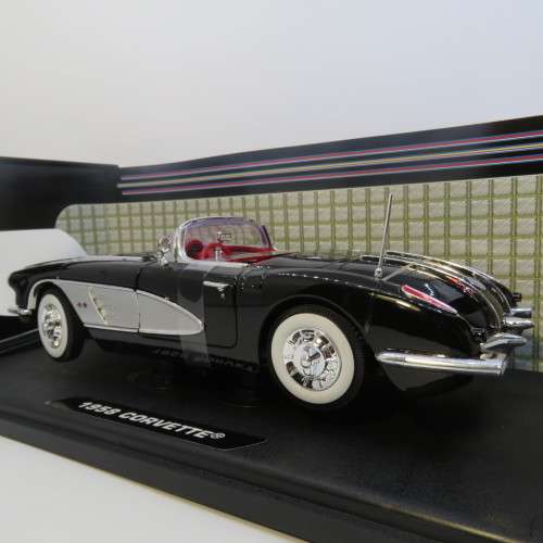 MotorMax 1958 Chevrolet Corvette model car in box - Scale 1/18