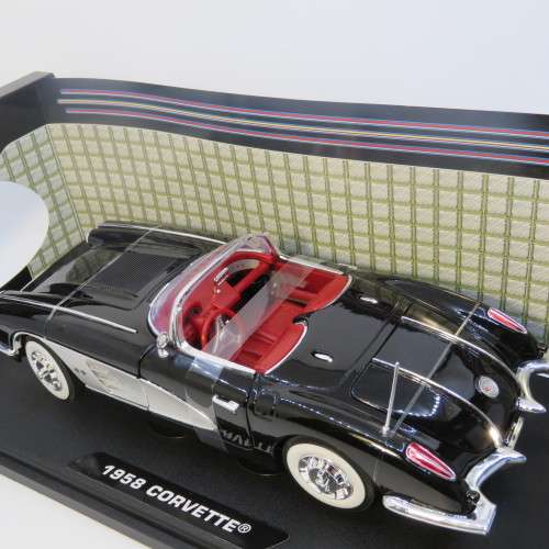 MotorMax 1958 Chevrolet Corvette model car in box - Scale 1/18