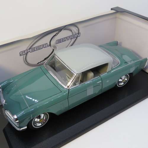 Maisto 1953 Studebaker Starliner model car in box - Scale 1/18