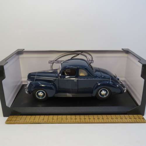Maisto 1939 Ford Deluxe model car in box - Scale 1/18