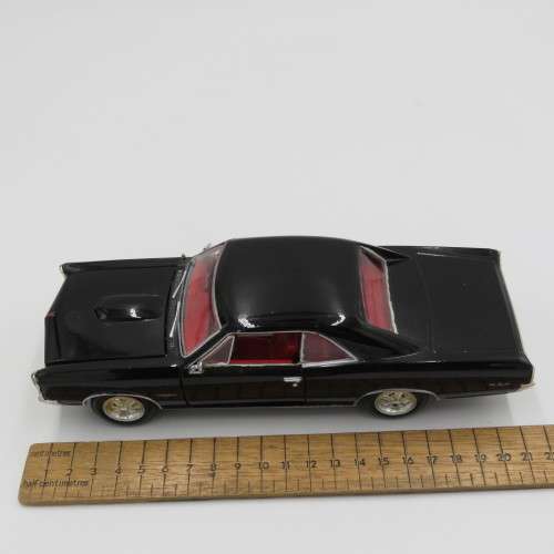 NewRay 1966 Pontiac GTO model car - Scale 1/24 - Interior and trimmings repainted