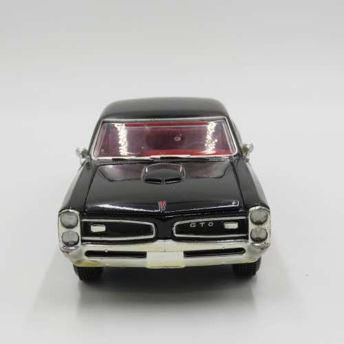 NewRay 1966 Pontiac GTO model car - Scale 1/24 - Interior and trimmings repainted
