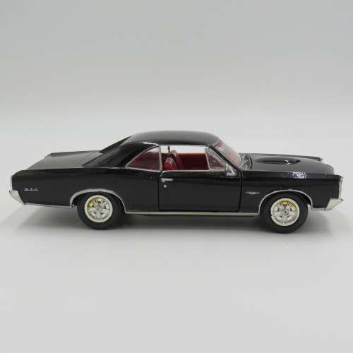 NewRay 1966 Pontiac GTO model car - Scale 1/24 - Interior and trimmings repainted