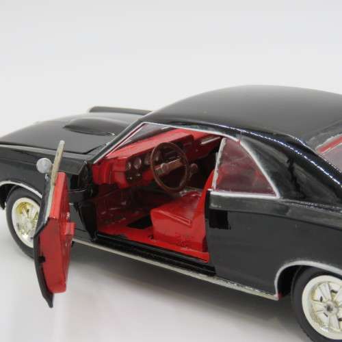 NewRay 1966 Pontiac GTO model car - Scale 1/24 - Interior and trimmings repainted