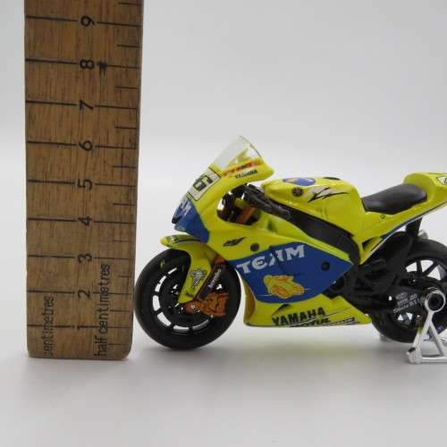 Maisto Yamaha YZR-M1 MotoGP model motorcycle - #46 Rossi - Scale 1/18