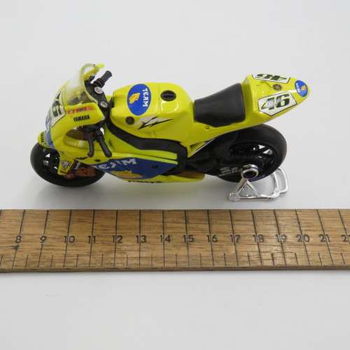 Maisto Yamaha YZR-M1 MotoGP model motorcycle - #46 Rossi - Scale 1/18