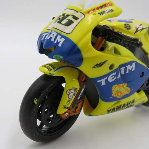 Maisto Yamaha YZR-M1 MotoGP model motorcycle - #46 Rossi - Scale 1/18