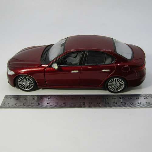 Bburago Alfa Romeo Giulia model car - scale 1/24