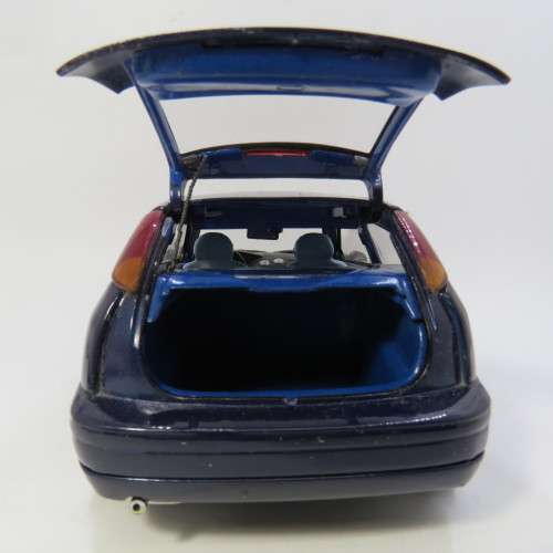 Motor Max Ford Focus ZX3 Model car - Interior repainted - Scale 1/18