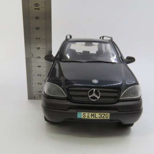 Maisto Mercedes-Benz ML320 die-cast model car - Scale 1/24