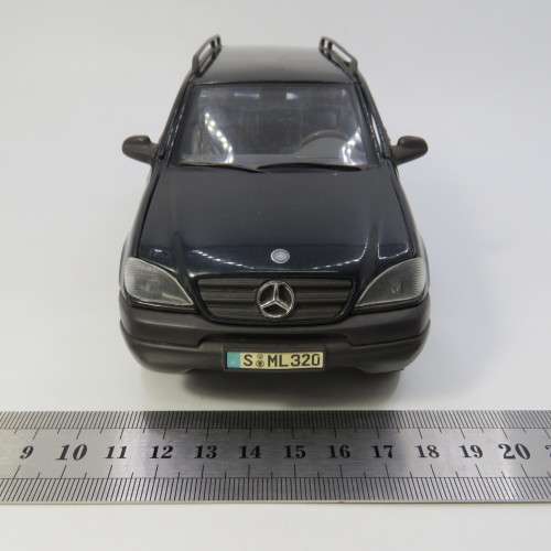 Maisto Mercedes-Benz ML320 die-cast model car - Scale 1/24