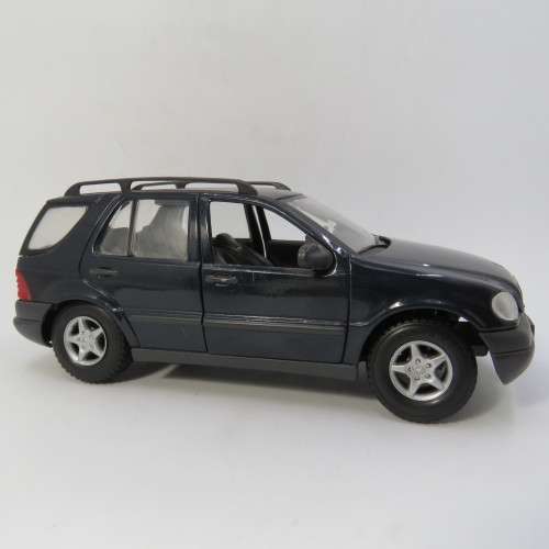 Maisto Mercedes-Benz ML320 die-cast model car - Scale 1/24