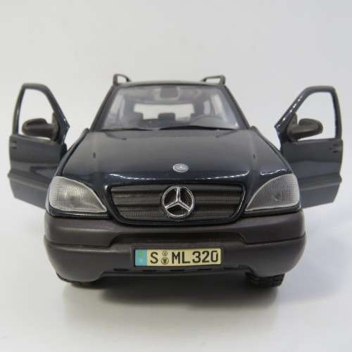 Maisto Mercedes-Benz ML320 die-cast model car - Scale 1/24