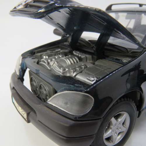 Maisto Mercedes-Benz ML320 die-cast model car - Scale 1/24