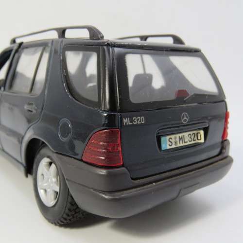 Maisto Mercedes-Benz ML320 die-cast model car - Scale 1/24