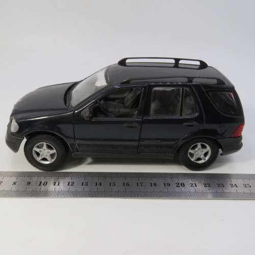 Maisto Mercedes-Benz ML320 die-cast model car - Scale 1/24