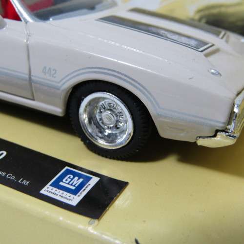 NewRay 1970 Oldsmobile 442 W-30 model car - scale 1/43