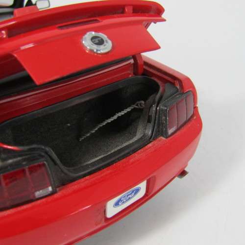 AutoArt Ford Mustang GT Convertible model car with certificate - scale 1/18