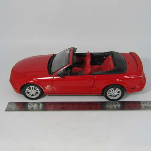 AutoArt Ford Mustang GT Convertible model car with certificate - scale 1/18