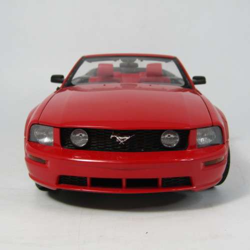 AutoArt Ford Mustang GT Convertible model car with certificate - scale 1/18