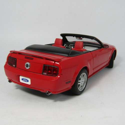 AutoArt Ford Mustang GT Convertible model car with certificate - scale 1/18