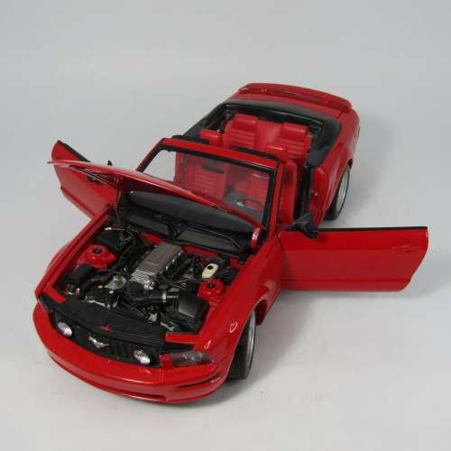 AutoArt Ford Mustang GT Convertible model car with certificate - scale 1/18