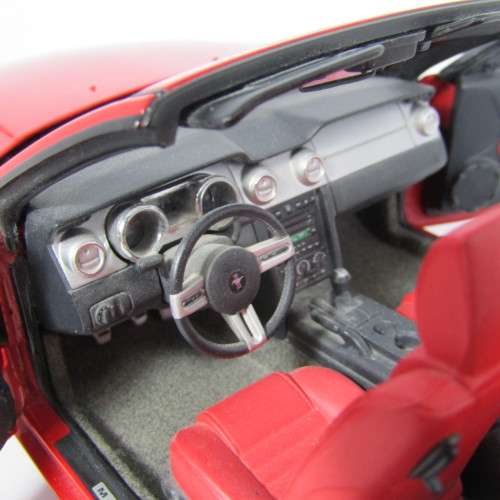 AutoArt Ford Mustang GT Convertible model car with certificate - scale 1/18