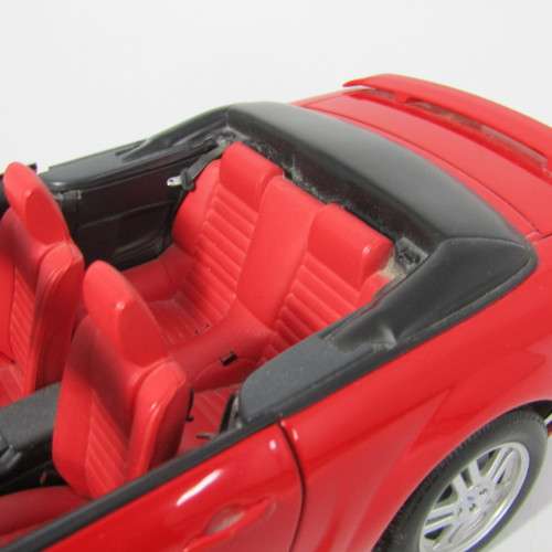 AutoArt Ford Mustang GT Convertible model car with certificate - scale 1/18