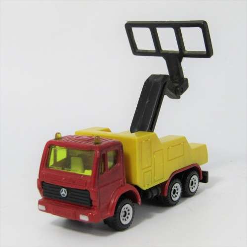 Siku Mercedes-Benz recovery truck with lift bar