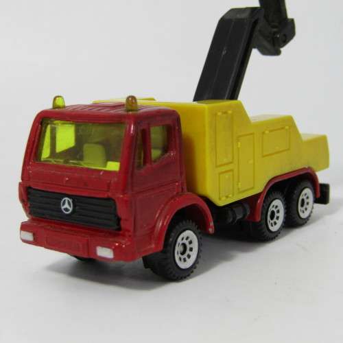 Siku Mercedes-Benz recovery truck with lift bar