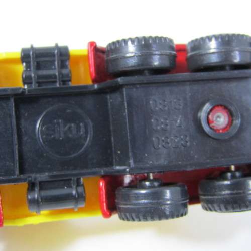 Siku Mercedes-Benz recovery truck with lift bar