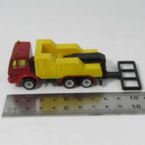 Siku Mercedes-Benz recovery truck with lift bar