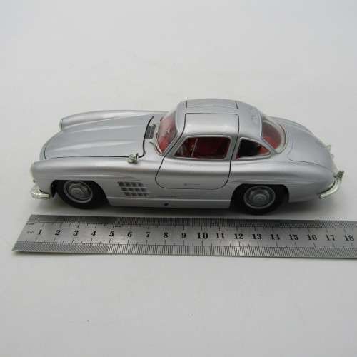 Welly Mercedes-Benz 300 SL model car - scale 1/24