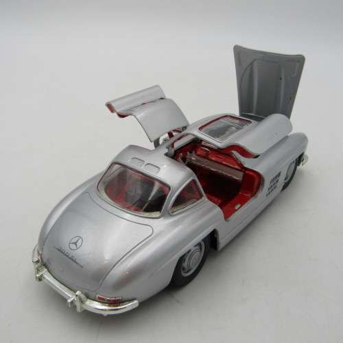 Welly Mercedes-Benz 300 SL model car - scale 1/24
