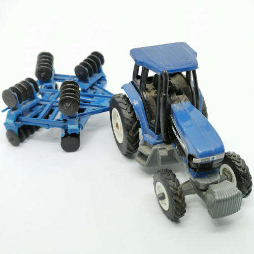 ERTL New Holland 8870 tractor with plough - scale 1/64