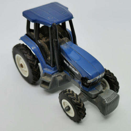ERTL New Holland 8870 tractor with plough - scale 1/64