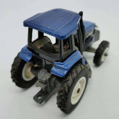 ERTL New Holland 8870 tractor with plough - scale 1/64