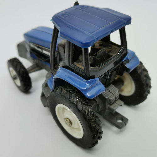 ERTL New Holland 8870 tractor with plough - scale 1/64