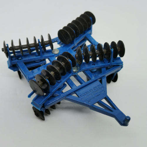 ERTL New Holland 8870 tractor with plough - scale 1/64