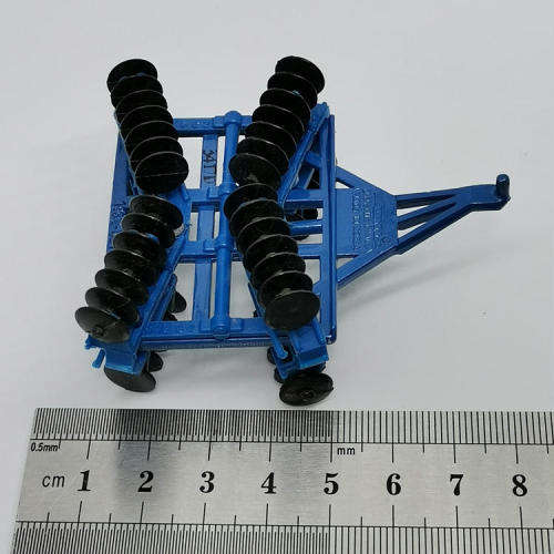 ERTL New Holland 8870 tractor with plough - scale 1/64