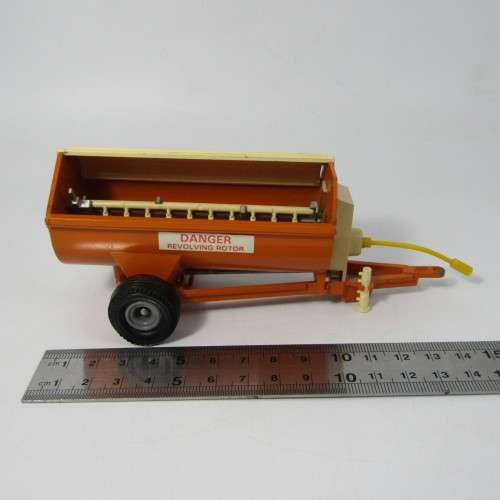 Britains Howard Rotaspreader 155 die-cast farming trailer - scale 1/32