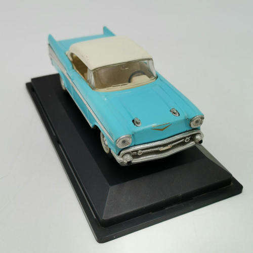 Road Signature 1957 Chevrolet Bel Air Hard top die-cast model car - Scale 1/43