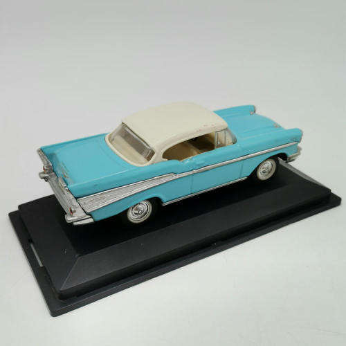 Road Signature 1957 Chevrolet Bel Air Hard top die-cast model car - Scale 1/43
