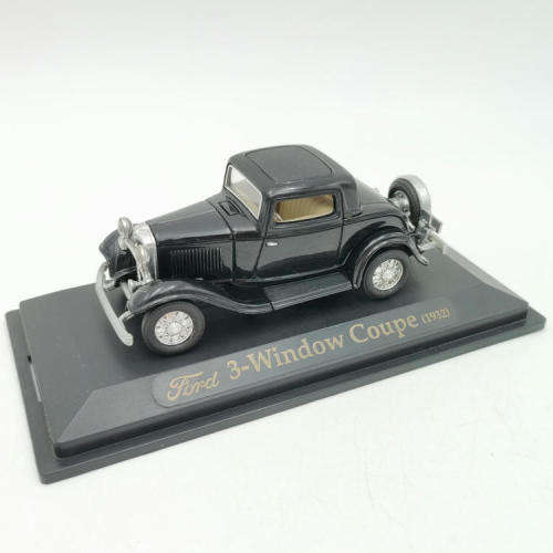 Road Signature 1937 Ford V8 convertible die-cast model car - Steering wheel missing - Scale 1/43
